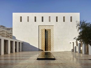 2_Main entrance to prayer hall from courtyard_copyright_Hufton and Crow2000.jpg