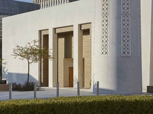 3_View of main entrance from public landscaped courtyard_copyright_Hufton and Crow2000.jpg