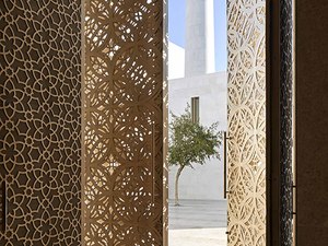 8_View towards the minaret from main prayer hall entrance_copyright_Hufton and Crow2000.jpg