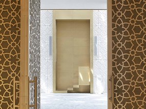 9_View of mirhab in prayer hall_copyright_Hufton and Crow2000.jpg