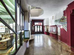 floresprats-salabeckett-62408-ph_x_02_ag_main vestibule towards entrance_photoadri+ágoula_lr14401440.jpg