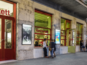 floresprats-salabeckett-62408-ph_x_21_ag_street life_photoadri+ágoula_lr14401440.jpg