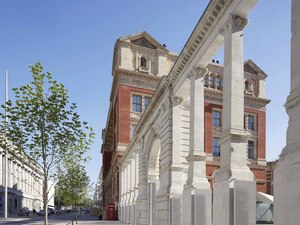 060_The Aston Webb Screen, the V&A Exhibition Road Quarter, designed by AL_A _Hufton+Crow2000.jpg