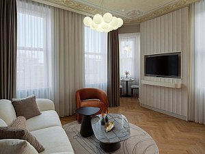 11_Corner Suite with Bay Window 2.jpg