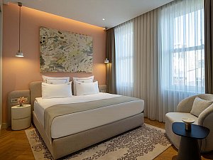 12_Corner Suite with Bay Window 3.jpg