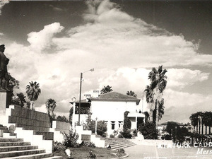 Mersin-Ataturk_Heykeli_Cumhuriyet_Meydani-Palmiyeler-1950ler.jpg