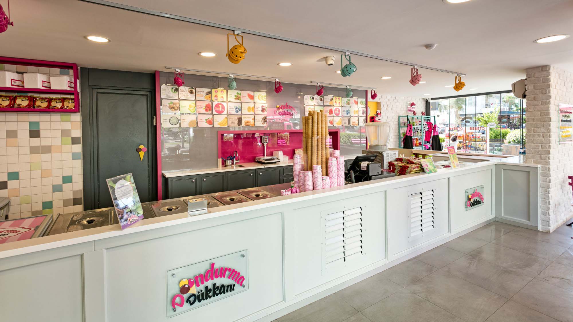 Cream shop. Кафе мороженое американское. Американский интерьер кафе мороженое. Стойка для мороженого кафе. Кафе мороженое интерьер в Америке.