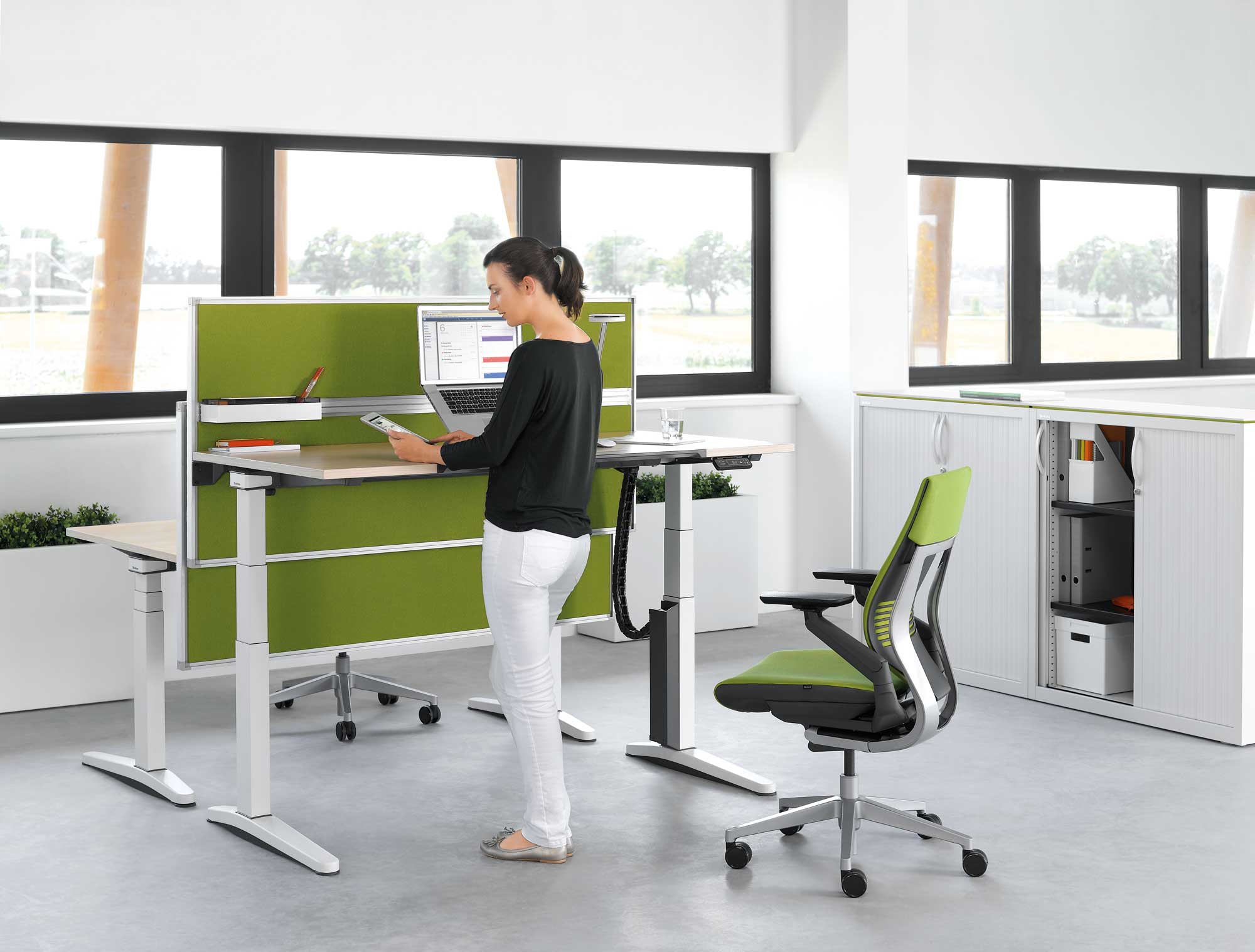 Работать стоя. Стол ology Steelcase. Steelcase мебель для офиса. Стол рабочий ology Desks Electric. Стол Steelcase эргономичный.