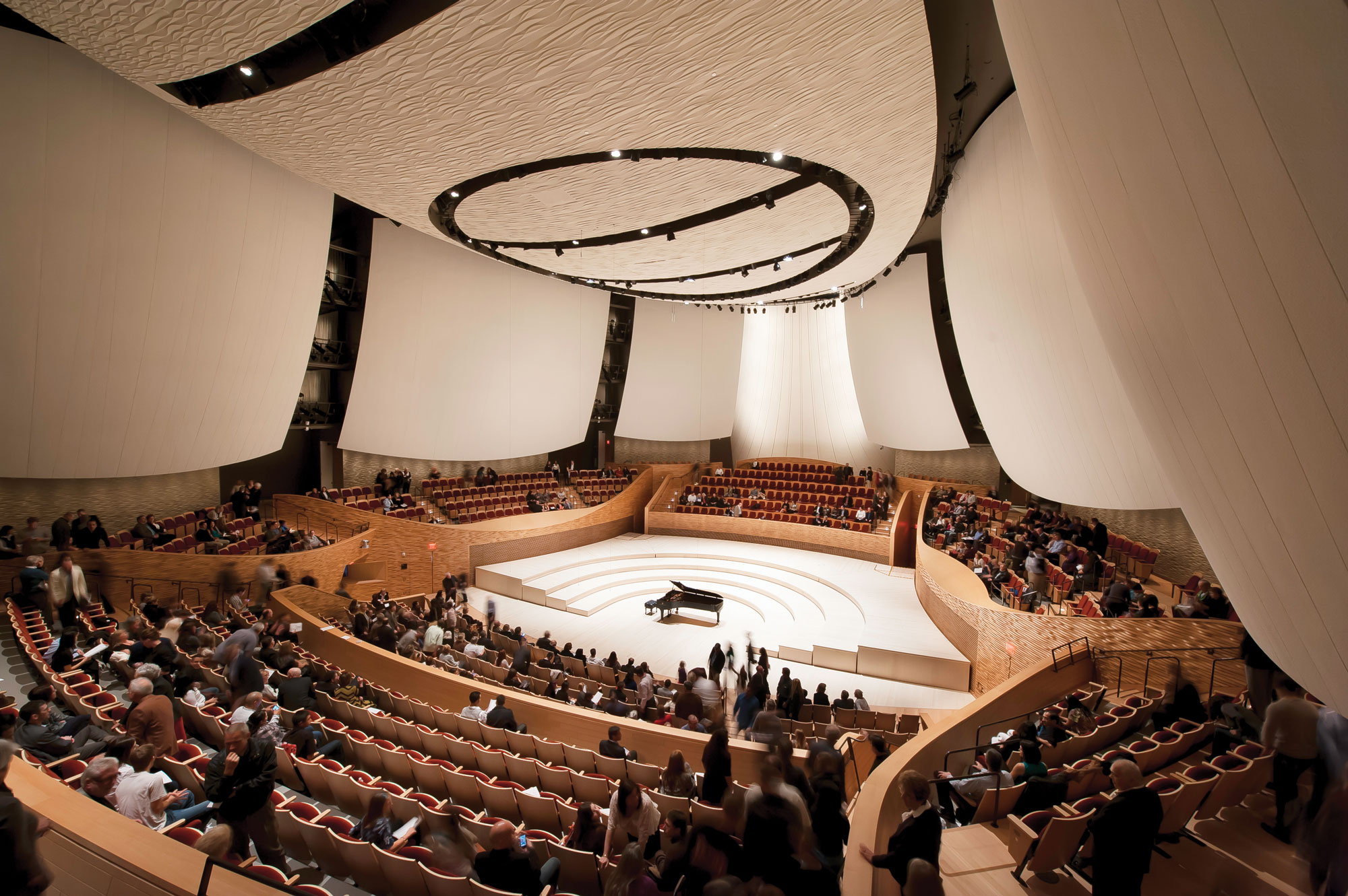Вместимость самых больших концертных залов. Оперный театр Торонто. Турция концертный зал Аудиториум. Стэнфордский концертный зал. Интерьер современного театра.