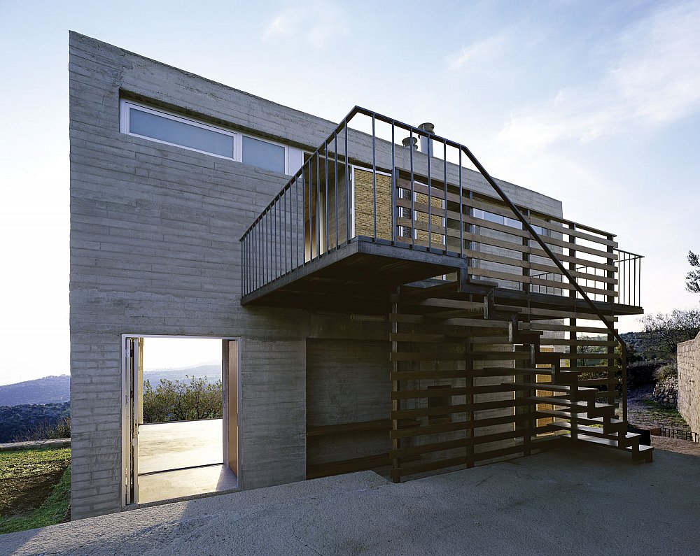 B2-entrancestairsbalcony.jpg