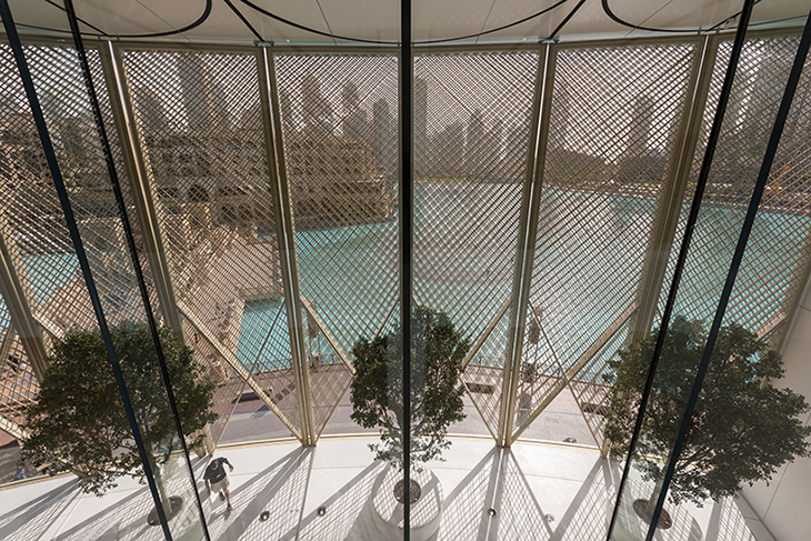 apple dubai mall 5.jpg