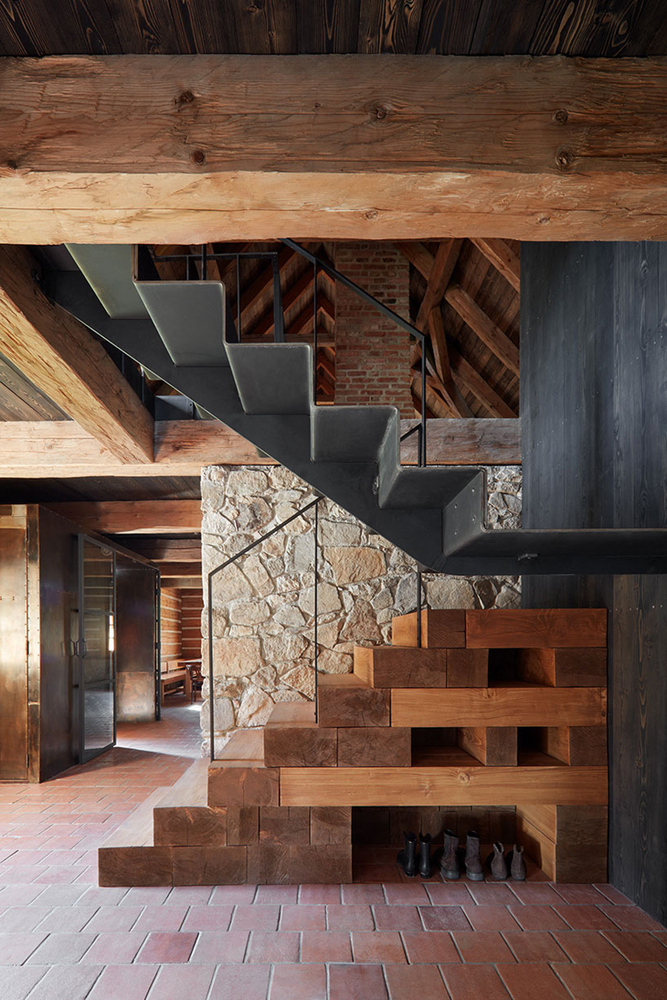 lenka-mikova-reconstructed-barn-designboom-10730.jpg