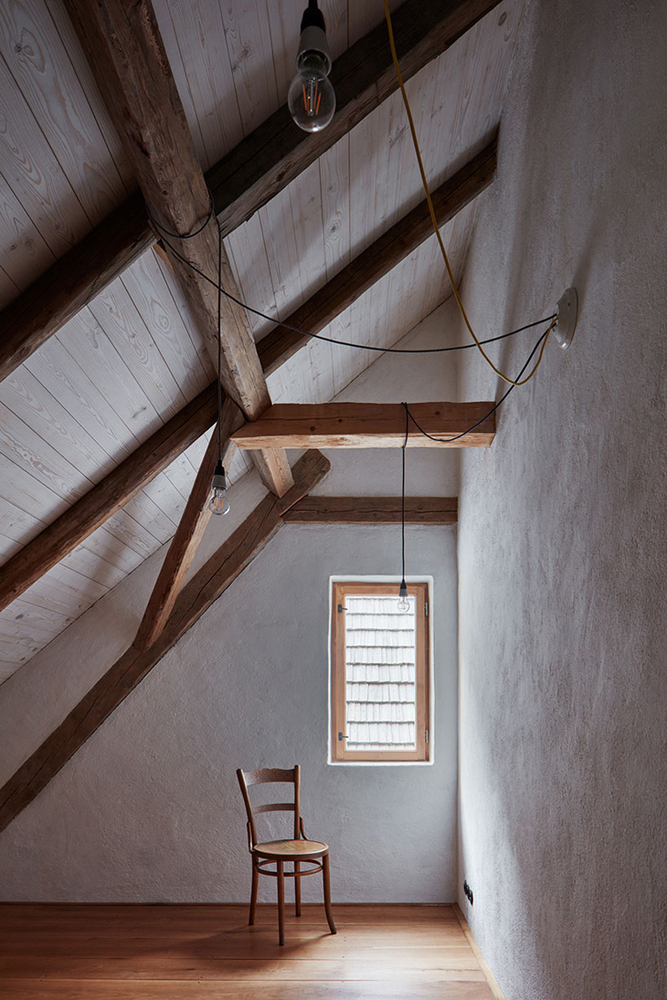 lenka-mikova-reconstructed-barn-designboom-11730.jpg