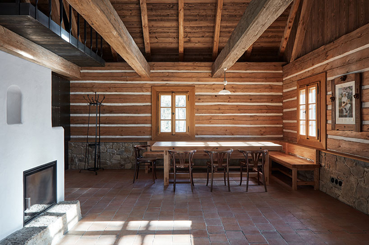 lenka-mikova-reconstructed-barn-designboom-12730.jpg
