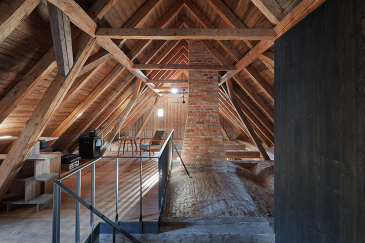 lenka-mikova-reconstructed-barn-designboom-13730.jpg