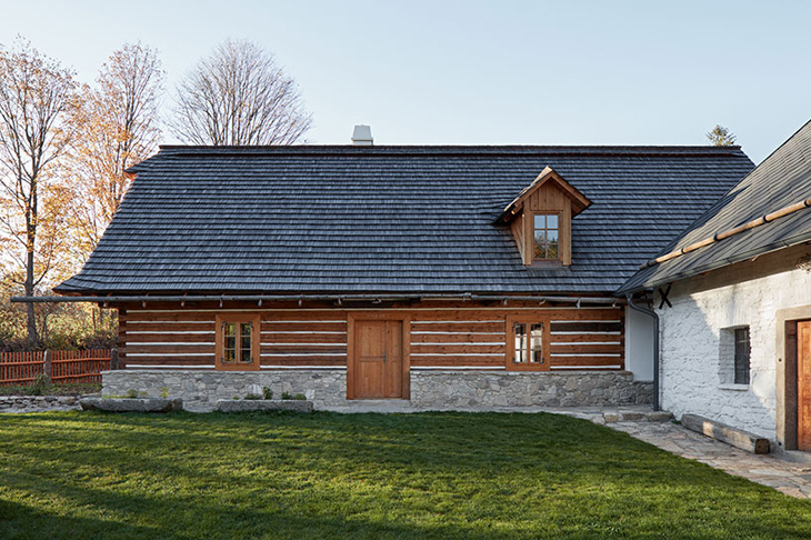 lenka-mikova-reconstructed-barn-designboom-15730.jpg