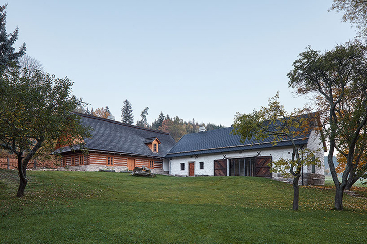 lenka-mikova-reconstructed-barn-designboom-16730.jpg