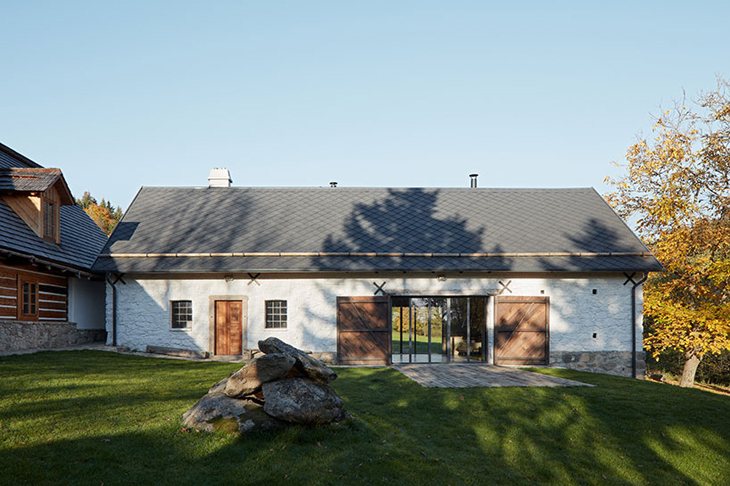 lenka-mikova-reconstructed-barn-designboom-1730.jpg
