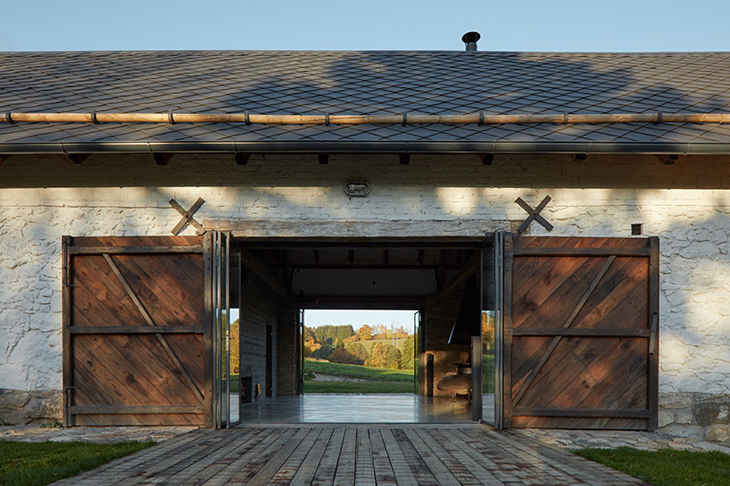 lenka-mikova-reconstructed-barn-designboom-2730.jpg