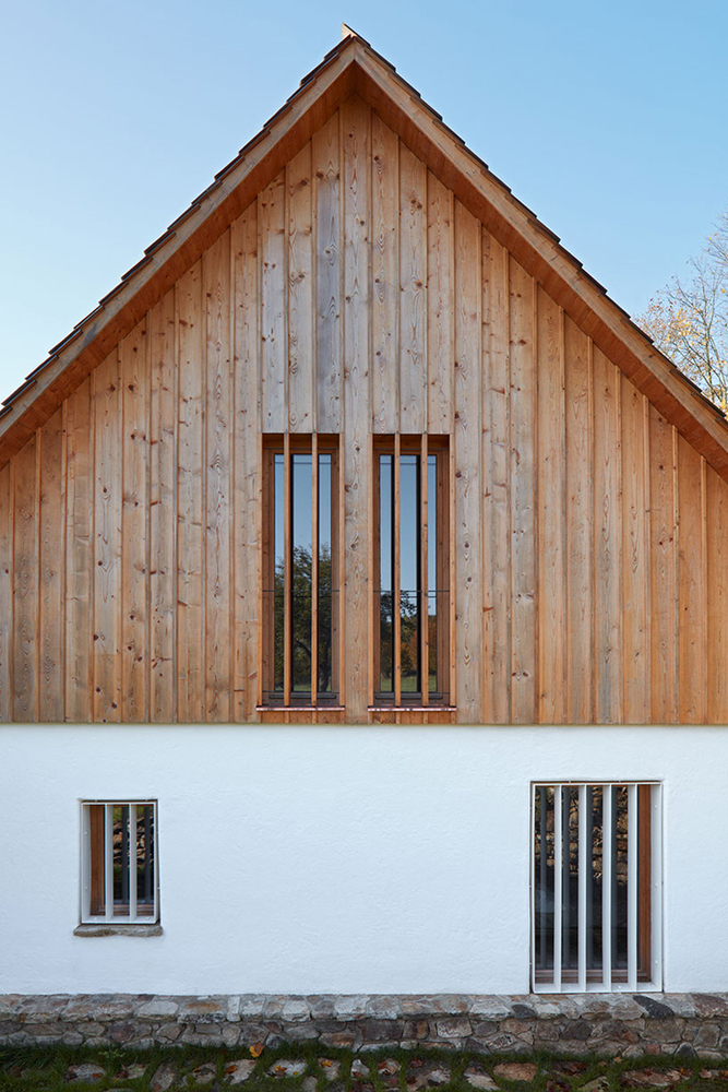 lenka-mikova-reconstructed-barn-designboom-3730.jpg