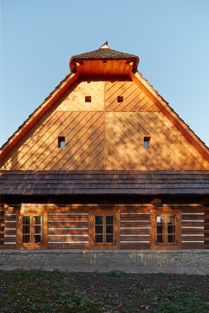 lenka-mikova-reconstructed-barn-designboom-4730.jpg