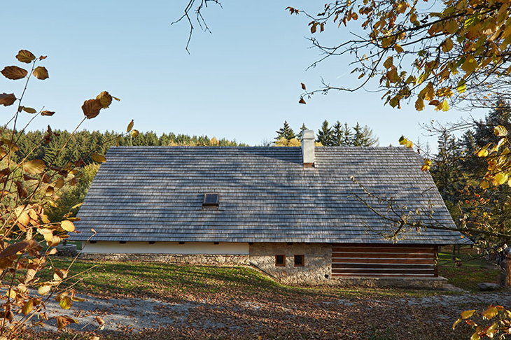 lenka-mikova-reconstructed-barn-designboom-5730.jpg