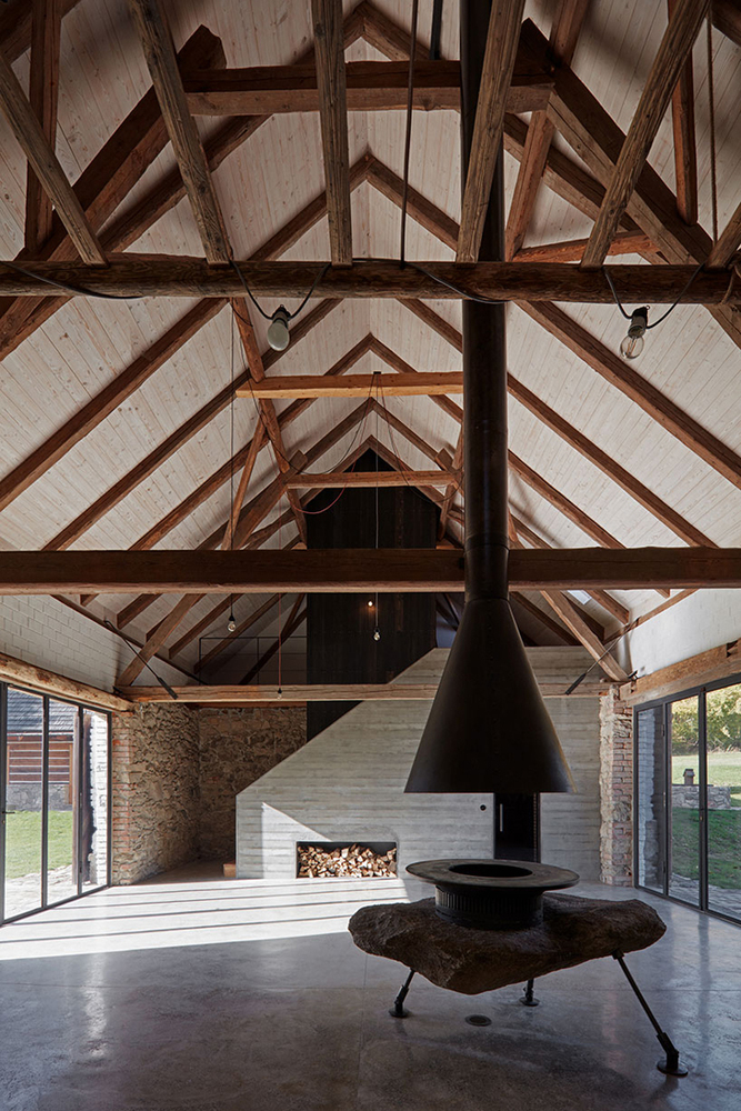 lenka-mikova-reconstructed-barn-designboom-7730.jpg