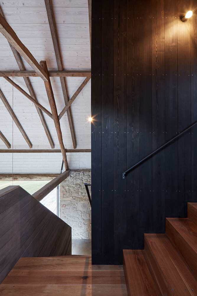 lenka-mikova-reconstructed-barn-designboom-8730.jpg