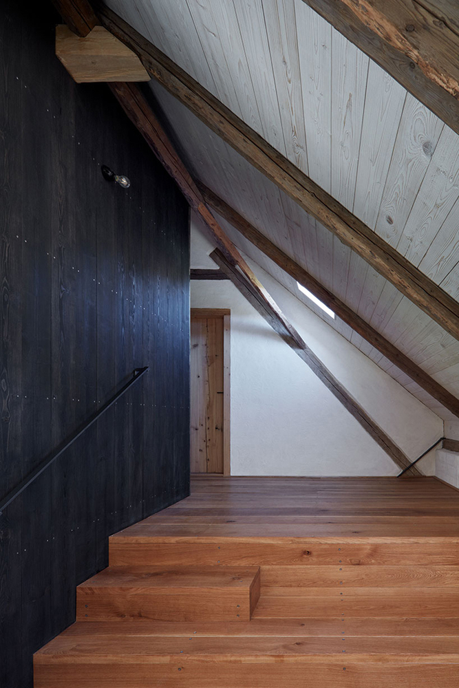 lenka-mikova-reconstructed-barn-designboom-9730.jpg