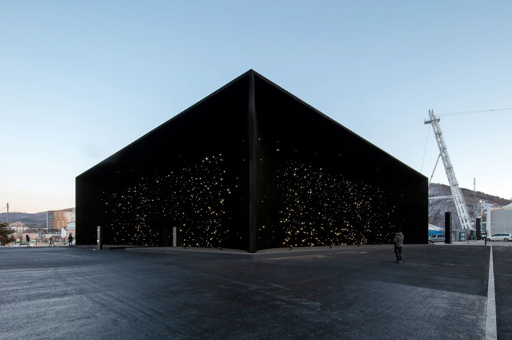vantablackpavyon01.jpg