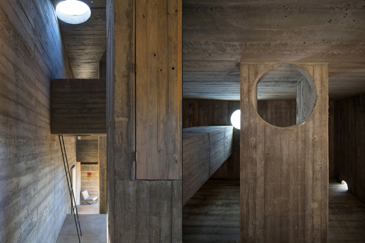 loba-house-pezo-von-ellrichshausen-architecture-residential-chile-concrete_dezeen_1704_col_14730.jpg