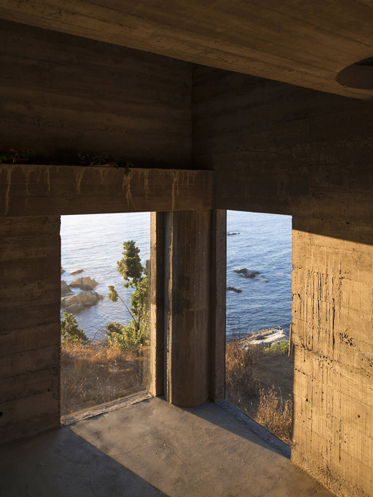loba-house-pezo-von-ellrichshausen-architecture-residential-chile-concrete_dezeen_1704_col_18730.jpg