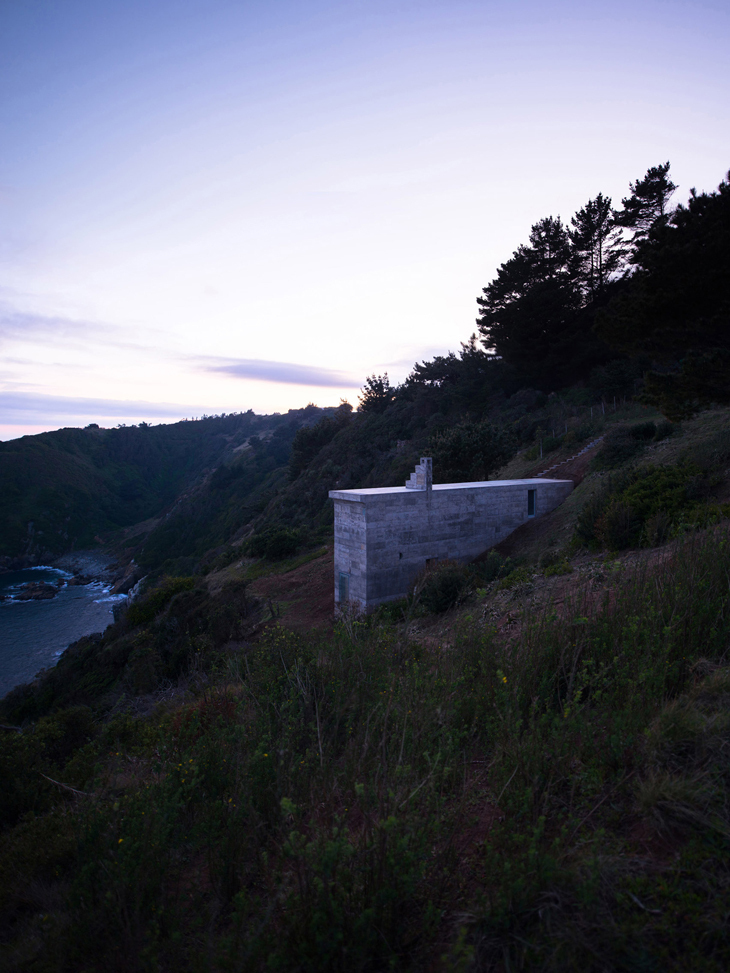 loba-house-pezo-von-ellrichshausen-architecture-residential-chile-concrete_dezeen_1704_col_3730.jpg