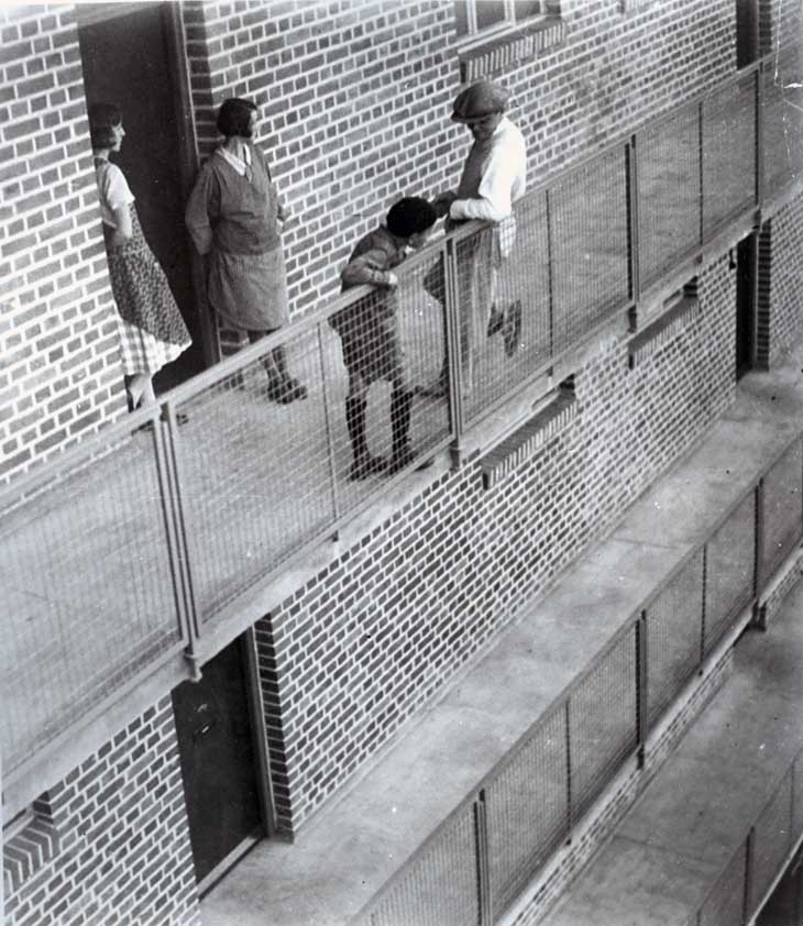 13-Balcony access houses-1930-Stiftung Bauhaus-Dessau-HannesMeyer.jpg