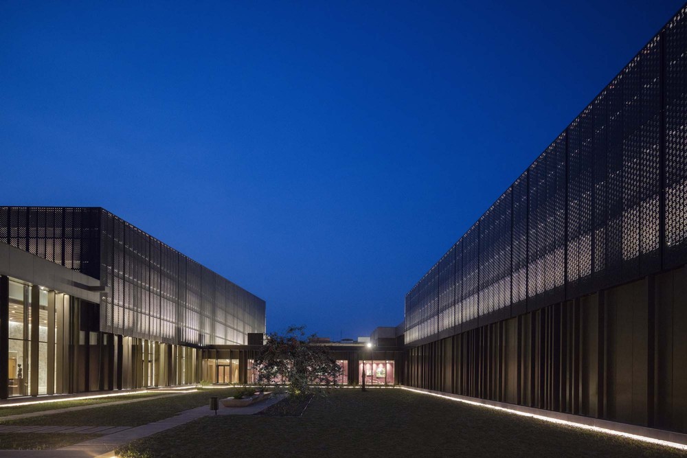 04 Avci Architects_Kintele_Congress_Courtyard.jpg