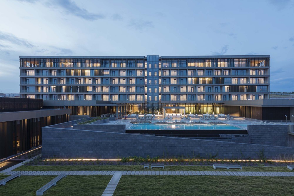 07 Avci Architects_Kintele_Hotel-Courtyard.jpg