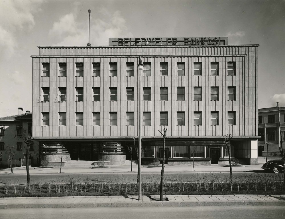 Fotoğraf: Modernist Açılımda Bir Öncü Seyfi Arkan (2012, Mimarlar Odası Yayınları, Ankara)
