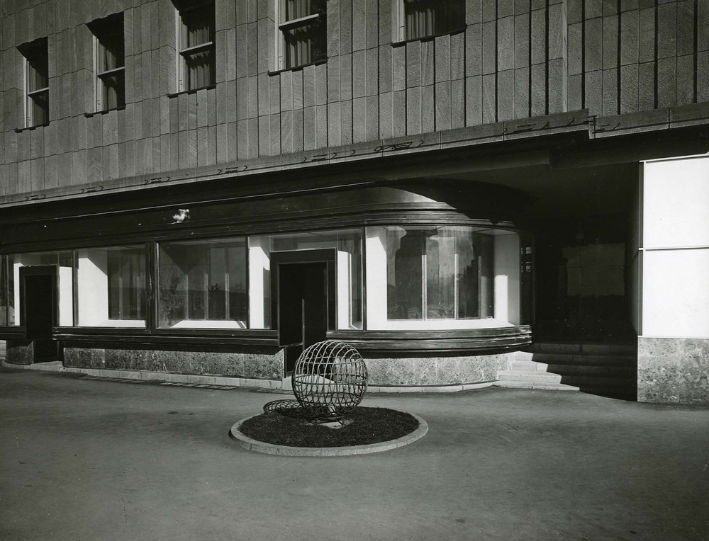 Fotoğraf: Modernist Açılımda Bir Öncü Seyfi Arkan (2012, Mimarlar Odası Yayınları, Ankara)