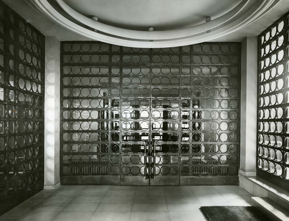 Fotoğraf: Modernist Açılımda Bir Öncü Seyfi Arkan (2012, Mimarlar Odası Yayınları, Ankara)