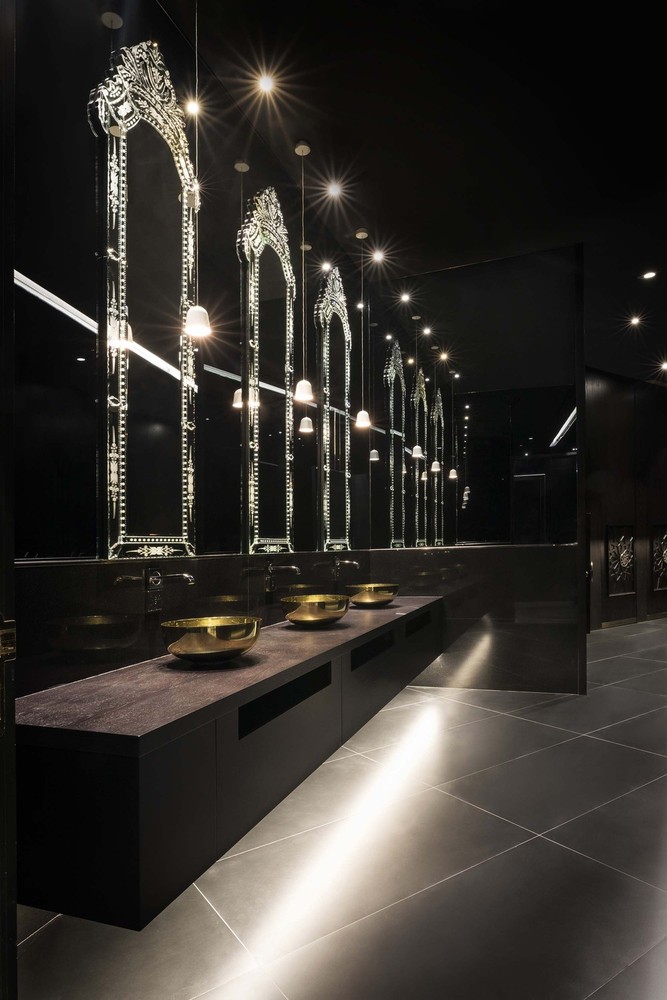 MW_MondrianDoha_Blackorchid_toilet_01.jpg