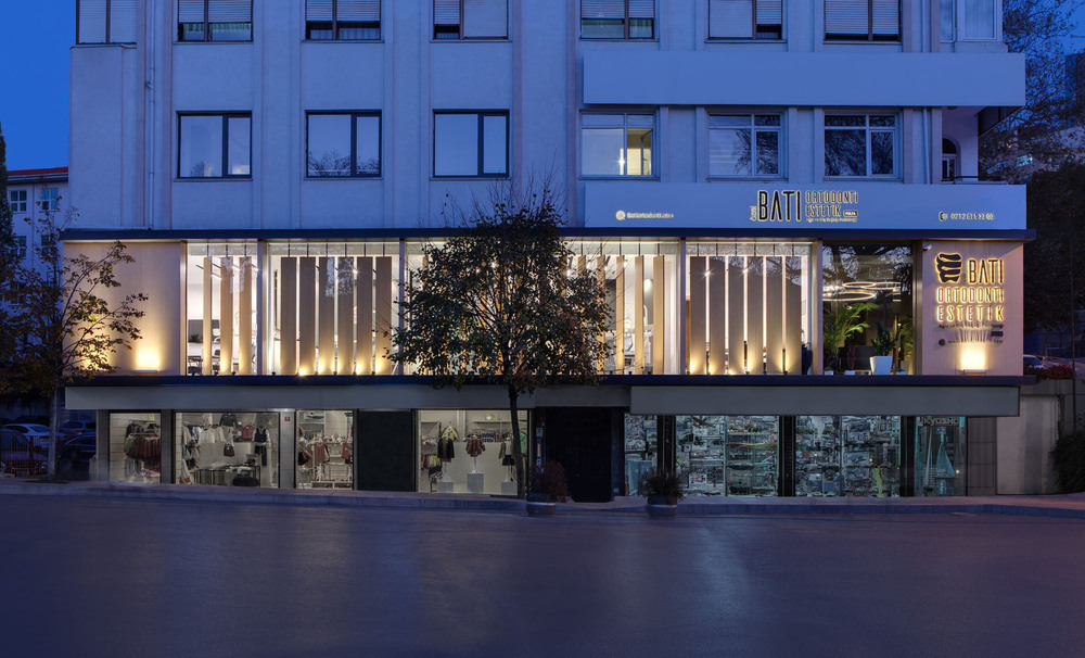 slasharchitects-bati-dental-policlinic-01-front-facade-night-lighting.jpg