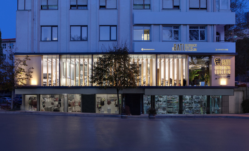 slasharchitects-bati-dental-policlinic-02-front-facade-night-lighting.jpg
