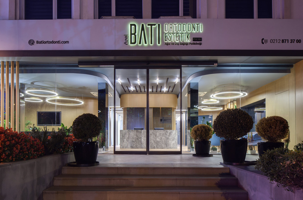 slasharchitects-bati-dental-policlinic-03-entrance-lobby.jpg