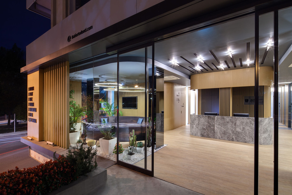 slasharchitects-bati-dental-policlinic-05-wood-facade-design.jpg