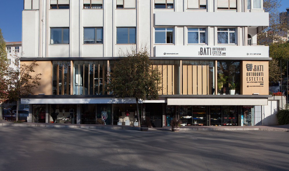 slasharchitects-bati-dental-policlinic-08-movable-rotating-panels.jpg