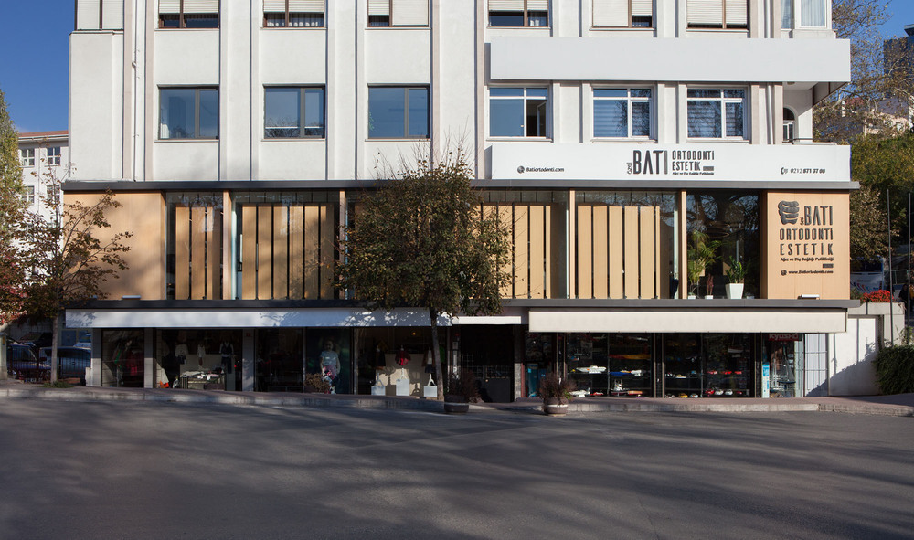 slasharchitects-bati-dental-policlinic-10-front-regular-facade.jpg