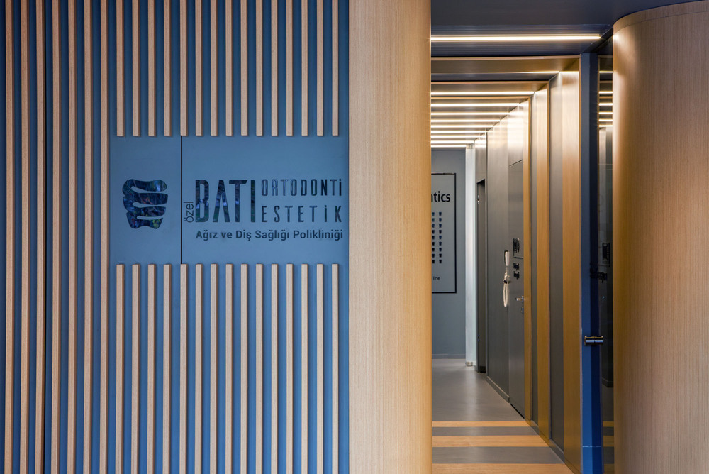 slasharchitects-bati-dental-policlinic-15-wood-graphic.jpg