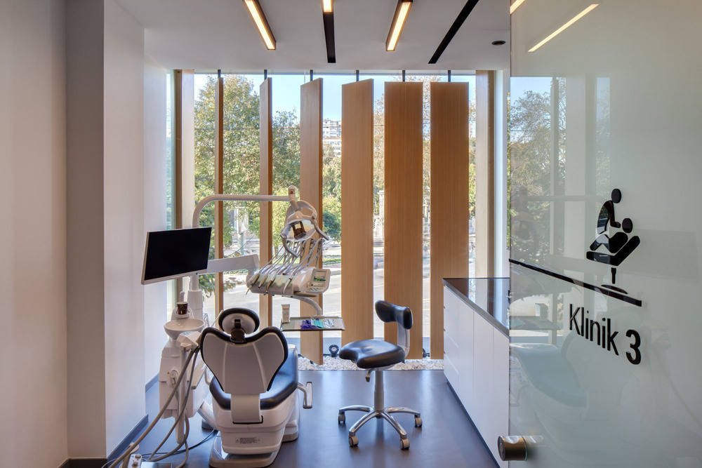 slasharchitects-bati-dental-policlinic-27-wood-panels.jpg