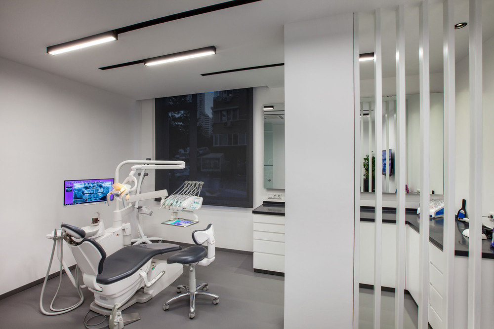 slasharchitects-bati-dental-policlinic-30-white-design-seperator-clinic room.jpg
