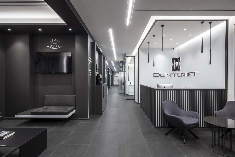 slasharchitects-dentcraft-polyclinic-03-minimal-lounge-design-entrance-lighting.jpg